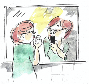 Frau übt mit Handy den 30-Sekunden-Pitch vor dem Spiegel.