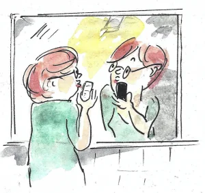 Frau übt mit Handy den 30-Sekunden-Pitch vor dem Spiegel.